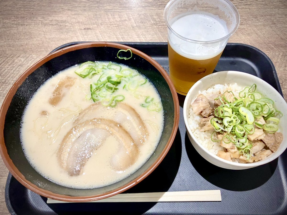 zeca_2yan's tweet photo. 中国でのご飯が合わないので、出国時の関空は鉄板のラーメンとビールでお腹を満タンにします。中国到着以降帰国までお腹がいっぱいになることはまずありません。ホテルの朝食も食べません。いつも帰国後は体重−4kgです😅
https://t.co/7F3tj16oq8
#中国 #出張 #ダイエット #野菜 #煮魚 #お酒 #以上 https://t.co/4ieUHMneIF