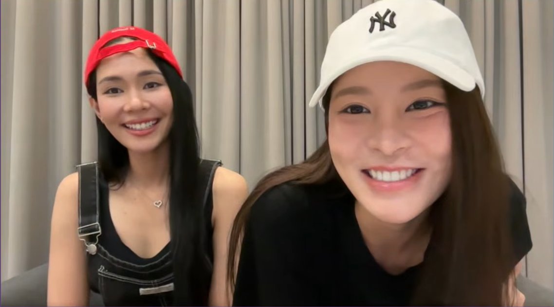 bxm_ax's tweet photo. หมาเด็กกับพี่คนสวยป่ะ พี่บิ๊นท์นั่งสัมนิ่งยิ้มสวยๆแต่ปอนอมันอยู่ไม่นิ่งแล้วขยันเอาหน้าใกล้จอมากชั้นเขินอะมันแอบอุ๋ง😳

#puinoonbint https://t.co/gQc8CP3ZrW