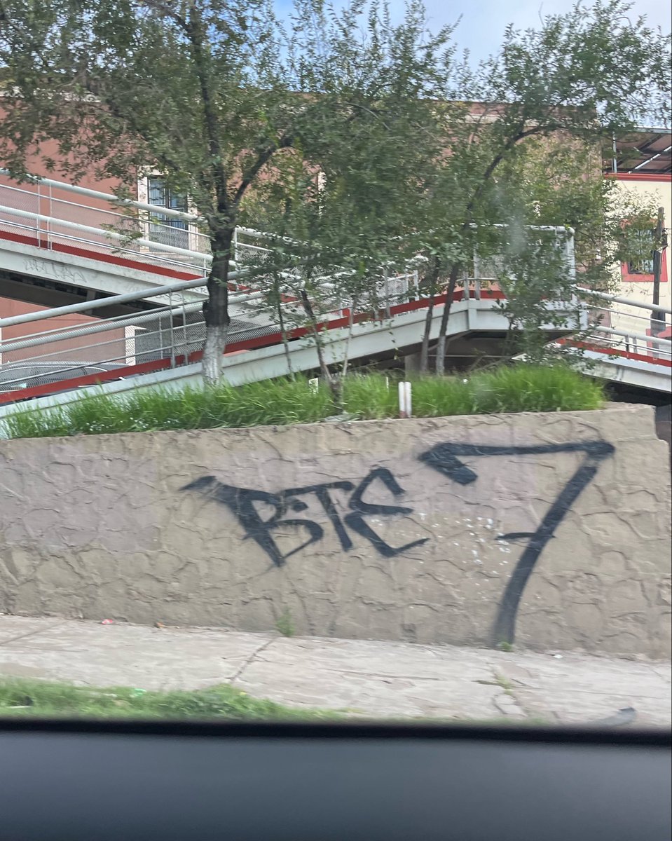 bangvik_'s tweet photo. hasta el wey que grafitea mi ciudad sabe que bts 7 https://t.co/hizp1o2JGO