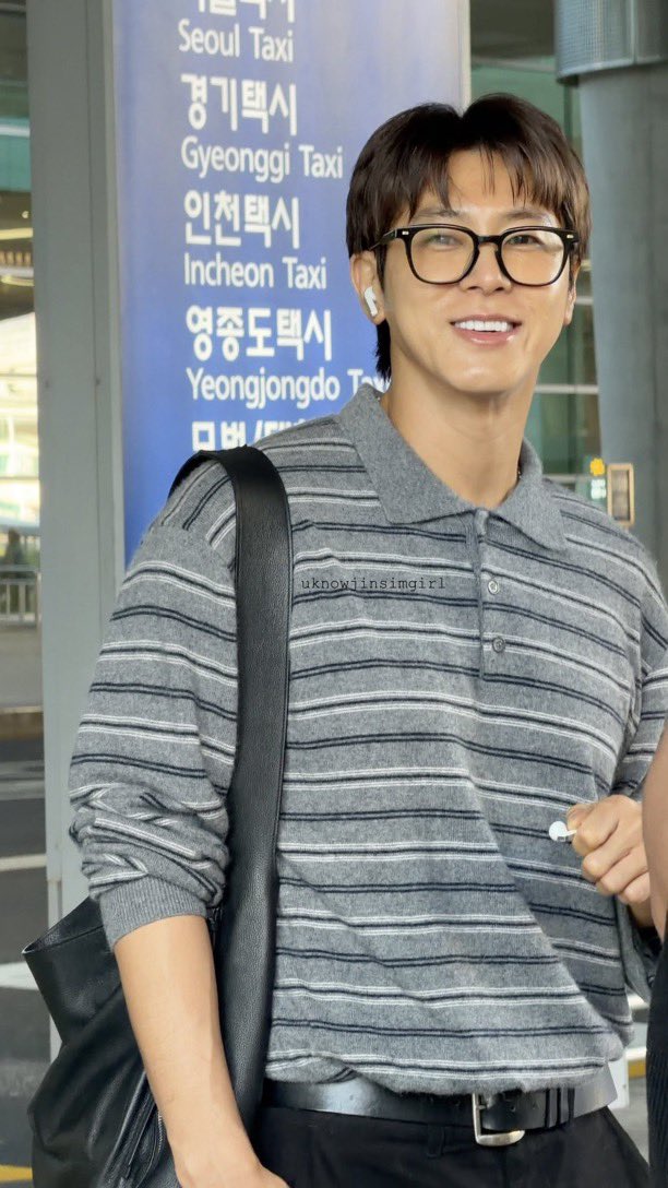 ffebruaryboys's tweet photo. พี่ยุนเอนเนอจี้เยอะจัง ทั้งซ้อมตอนดึกก่อนวันคอน ตอนเช้าก็ยังมีซ้อมต่อ สัมภาษณ์สื่อ เล่นคอน ต่อเบเนฟิตตอนจบ อีกวันก็แฟนไซน์ ต้องคุยกับคน 50 คน ตอนไฮทัชต้องรีแอคกับคนอีก 200 คน ถึงเกาหลีเช้า ยังยิ้มให้ทุกคนอยู่ 🥺 https://t.co/dFaX4Tf94v