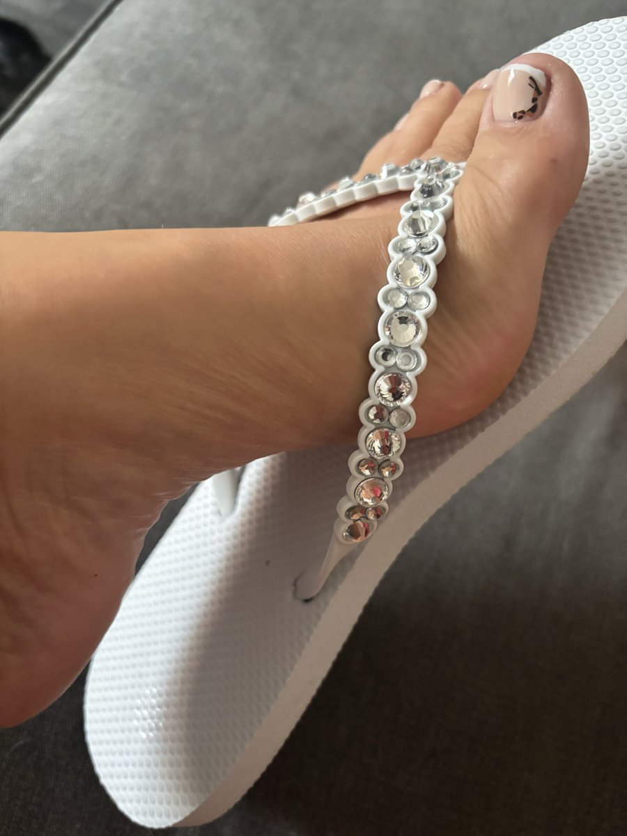 ToetalCharm's tweet photo. Looking for a generous daddy to worship my pretty feet… custom content available on request, don’t be shy 💋 #feet #feetfetısh #feetworshi̇p #pretty #tattooedskin #toeworship #toelove https://t.co/qz43Px3NxE