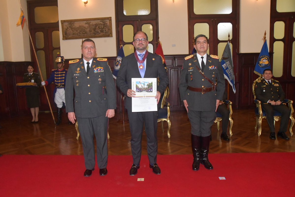 JohnReimberg's tweet photo. Profundamente honrado y agradecido de recibir esta distinción. Recibir el Gran Collar al mérito, no solo es un honor, sino también una enorme responsabilidad que asumo con orgullo, humildad y compromiso. Yo la recibo, pero detrás de ella está el trabajo de miles de hombres y mujeres que todos los días entregan lo mejor de sí por el Ecuador. Están nuestras fuerzas de orden que cada día se la juegan por el país. 

Gracias Casa Militar.

Seguimos trabajando.