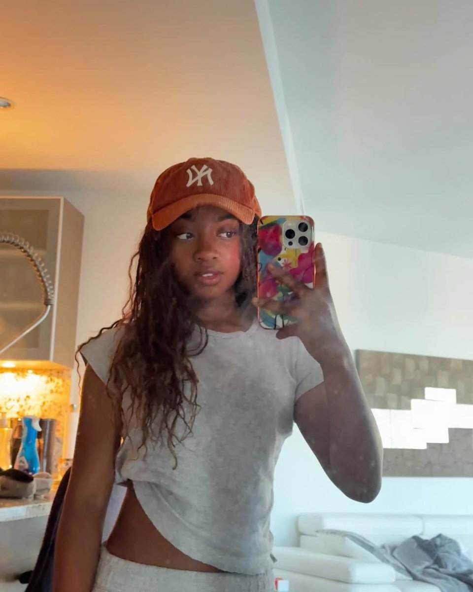 Starsofthemoons's tweet photo. leah and her mirror pics https://t.co/HeuHQtp0xP