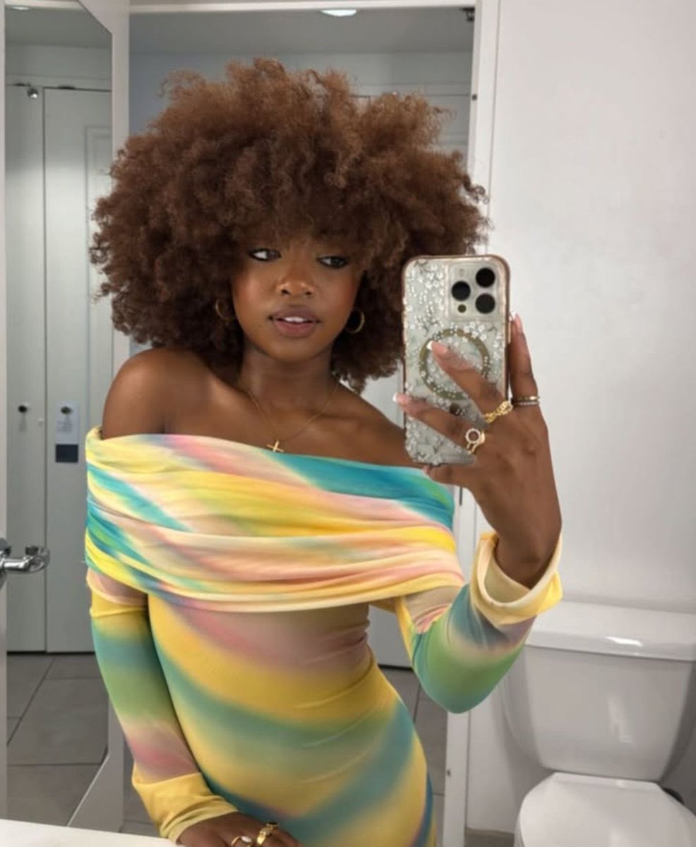 Starsofthemoons's tweet photo. leah and her mirror pics https://t.co/HeuHQtp0xP