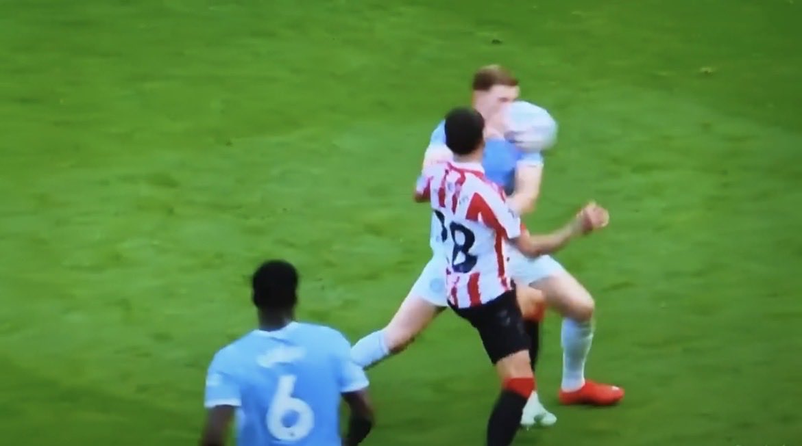 Antr0ss's tweet photo. 1. Shoulder 
2. Rebound from shoulder and hand lifted by Anderson arm. 
3. Deliberated handball
4. Arm control

They are an embarrassment to world football https://t.co/4e9SrVDNp2
