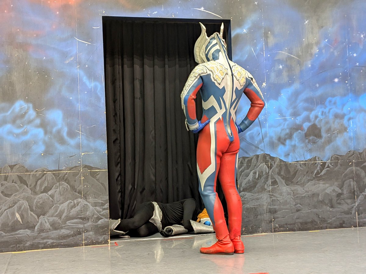 MAsknn3's tweet photo. マグマ星人がギャグ漫画の世界のキャラすぎて、ワイドゼロショットを打っても爆散エンドにならない時のゼロ師匠。

手動による強制退場で世界に干渉をし、こっち方面でも限界がないことを証明された模様。

　　「俺に限界はねぇっ！！！」

#ウルトラマンスタジアム
#ウルトラマンゼロ
#マグマ星人 https://t.co/IBBmFu40LS