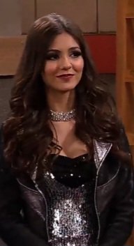 zorelss's tweet photo. É a mesma jaqueta mds a jade gostava mesmo de usar as coisas da tori kkkkk https://t.co/QcxbXxEmDC