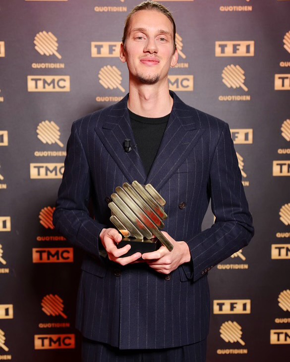 hgsousa's tweet photo. Le Q d’Or de l'humoriste de l'année 2024 m'a été décerné par . Un immense merci pour l'accueil réservé à ce nouveau spectacle, et un grand merci aux personnes extraordinaires qui m'accompagnent. Je me sens comme une petite libellule, tellement heureu... https://t.co/wlve3kkw0n