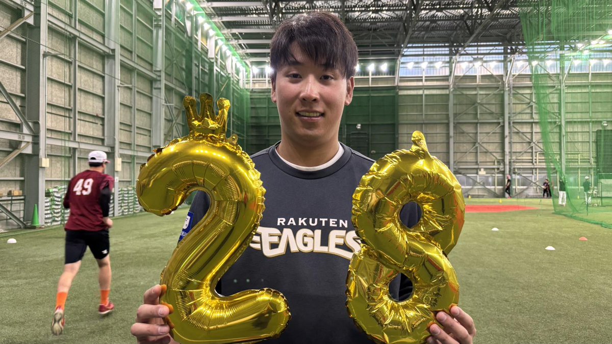 Rakuten__Eagles's tweet photo. ＼本日は #藤平尚真 選手のお誕生日🎂／

室内練習場に入った瞬間、 #柴田大地 選手から「藤平くん、今日誕生日で〜す！」とひと言🎂
祝福の声に包まれました👏✨

おめでとうございます💐

#RakutenEagles
#強鷲革新 https://t.co/6ImMEkb3Wu