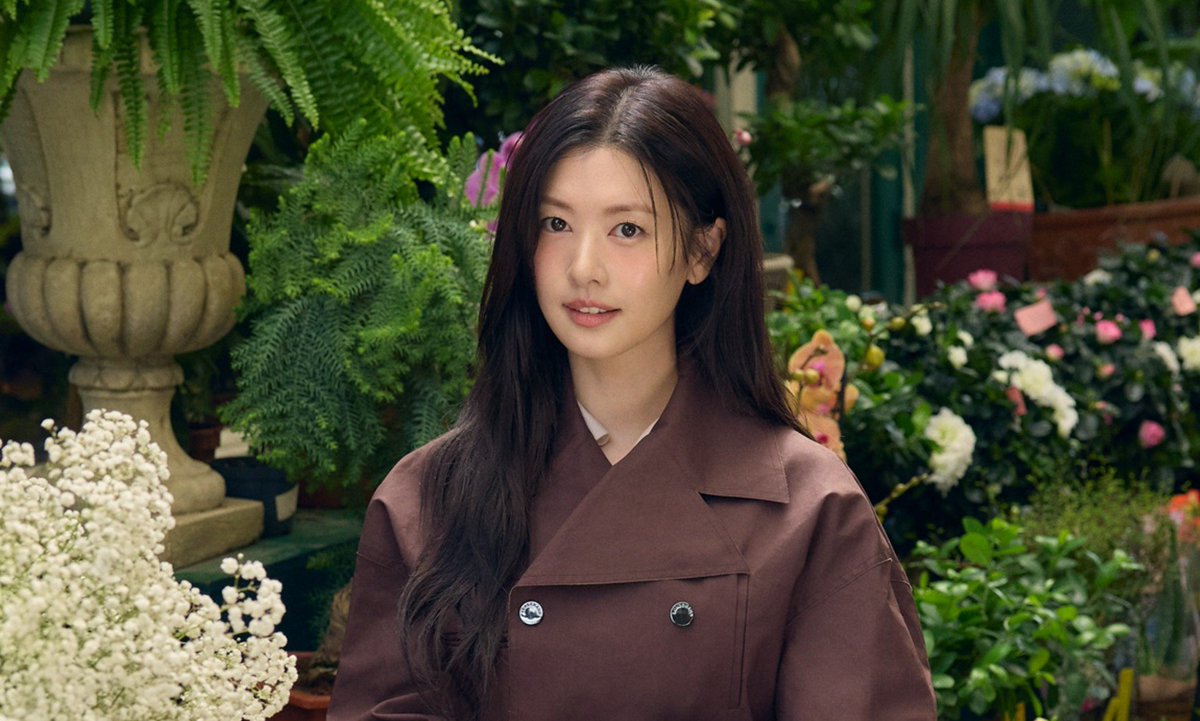 jungsominbr's tweet photo. Em nota emitida para a imprensa, #JungSomin se diz honrada por se tornar embaixadora da Longchamp ✨

“Estou feliz e honrada por me juntar à Longchamp como embaixadora desta maison de moda francesa. Estou ansiosa pela nova jornada que construiremos e mostraremos juntos com a Longchamp.”

Sophie Delafontaine, diretora artística da Longchamp, ainda declarou: “Estou muito feliz em receber Jung Somin como parte da família Longchamp. O fato de Jung Somin também estar seguindo seu próprio caminho, com uma perspectiva nova e autêntica, está alinhado com os valores da maison.”

O ensaio fotográfico da atriz em parceria com a Longchamp deve ser divulgado em breve pela revista Harper's Bazaar Korea. 

🖇️ https://t.co/3AZudkMa2i