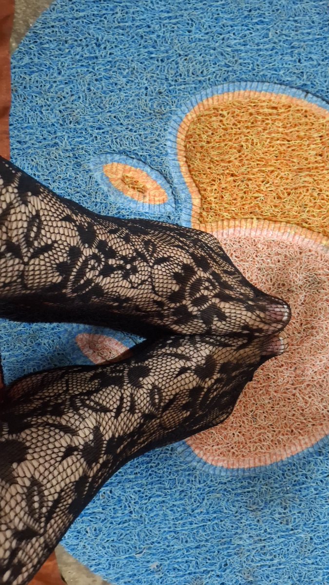 Roxycurvy94's tweet photo. These deliciously soft tights make you feel like you're on cloud nine. #feet #feetfetısh #nylonfetısh https://t.co/gcf0B27rWZ