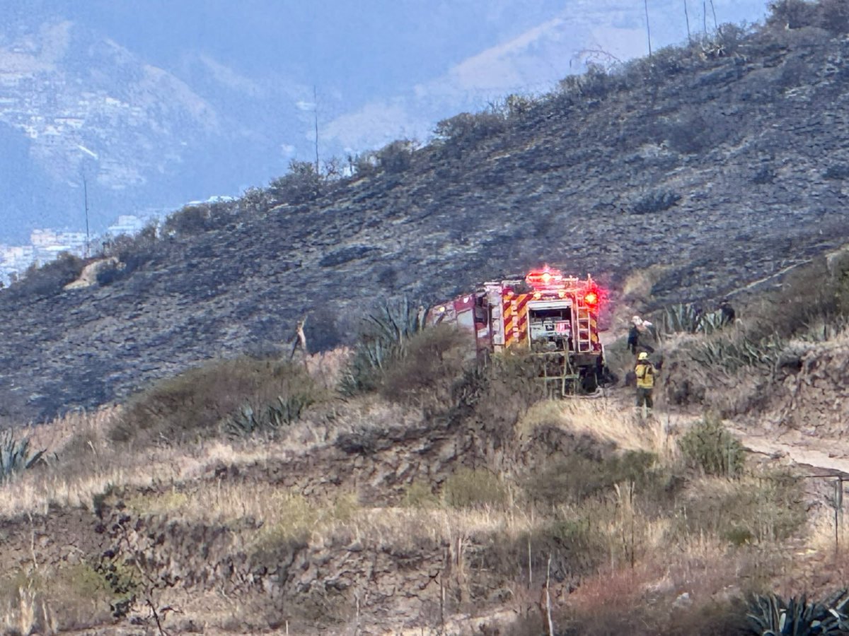 BomberosQuito's tweet photo. 🔥 #Actualización | Continuamos trabajando por cuarto día consecutivo en el cerro Casitagua.

🧑‍🚒 Hoy, nuestro equipo trabajó de manera ardua para contener el incendio forestal, cumpliendo el objetivo de evitar que el fuego descienda hacia la zona baja y disminuir su intensidad, pese a las condiciones topográficas del sector.

🚒 Al momento, existen algunos puntos calientes en la parte alta en la que seguimos trabajando.

🫡 Nuestras labores se desarrollan con más de 160 efectivos operativos, 14 personas en la gestión de crisis y 42 vehículos. Además del apoyo desplegado por la Corporación Municipal.

🚁 Durante la jornada, nuestro helicóptero y tres aeronaves de Fuerzas Armadas y Policía Nacional realizaron 146 descargas.

💪🏼 Queremos agradecer el trabajo de la comunidad que se unió y nos apoyó en todas las labores de hoy.

🔎 Nos mantenemos en constante monitoreo del sector para evitar la reactivación del incendio.

#BomberosQuito
#SalvamosVidas
