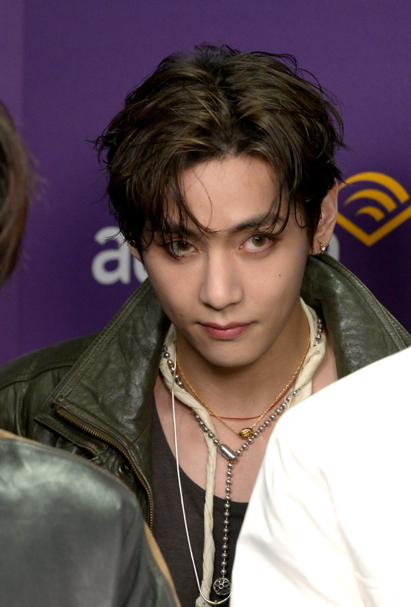Kpop_Herald's tweet photo. .@bts_bighit’s V generated strong global buzz after his iHeartRadio Music Festival performance. 📊

According to Talkwalker, “Taehyung” recorded 353,000 mentions and 2.7 million engagements on X, while “V” reached 598,000 mentions and 3 million engagements.

V also hit a 100% peak in worldwide Google Trends, ranking No. 1 among BTS members in searches across more than 50 countries.

#BTS #V
