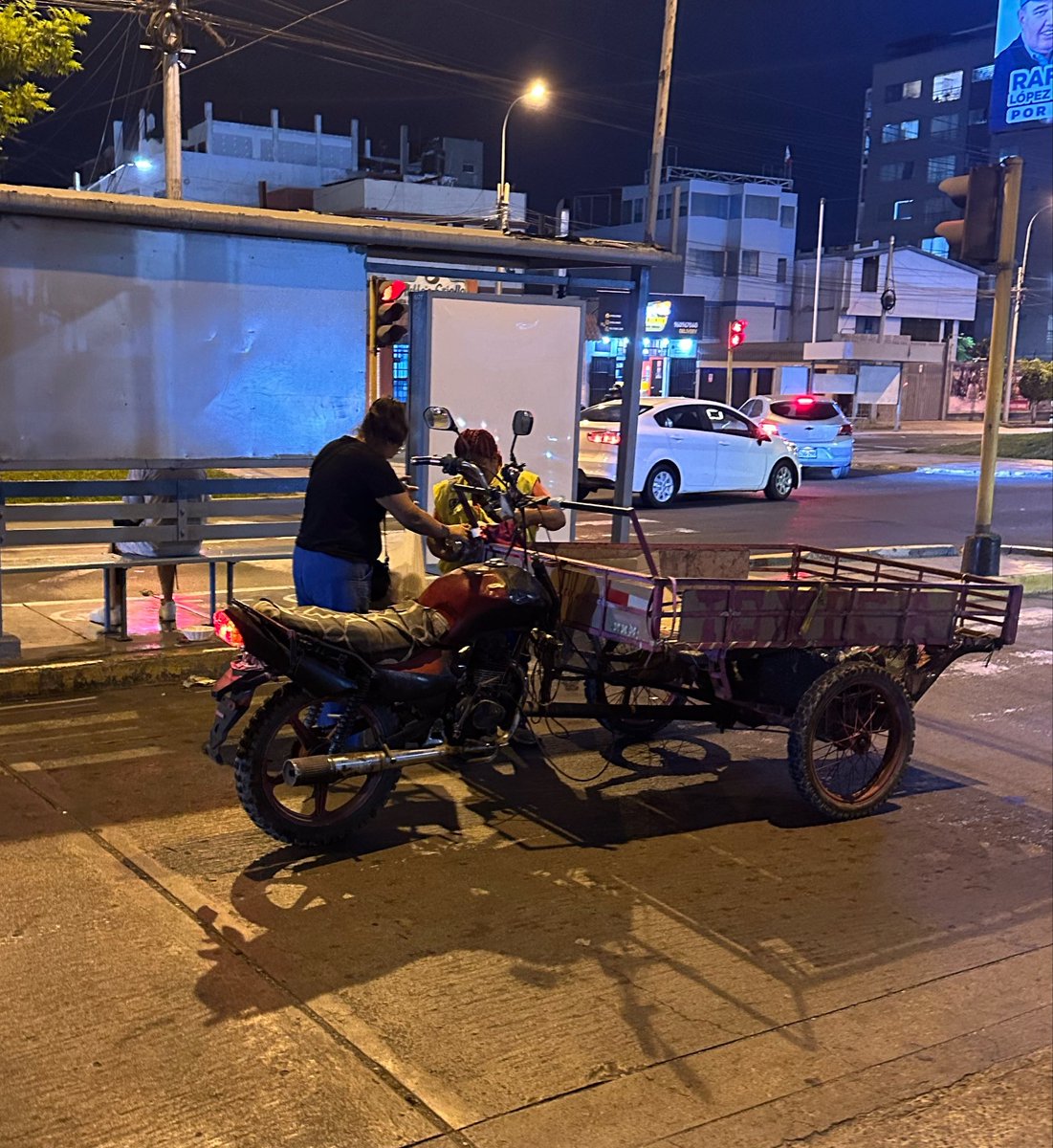 luferalchi's tweet photo. Hoy mi mamá participó de una feria, vendiendo sus postrecitos, y no le fue tan bien. 
Así que recorrimos las calles para invitarles a los que más lo necesitan. 
“Dios proveerá, hijito”, me dijo. 
Orgulloso siempre de mi madre. https://t.co/qFHDHZVPlF