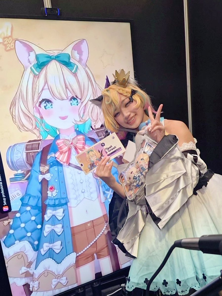 Rainsy_Day's tweet photo. I rested my head on the Millie Parfait's shoulder..... u jealous?? 🤭
She was so cute and sweet I couldnt stop crying omg millie u deserve the world ueueu 

#VeXpo2026 #millieparfait https://t.co/NJyf6sDn2M