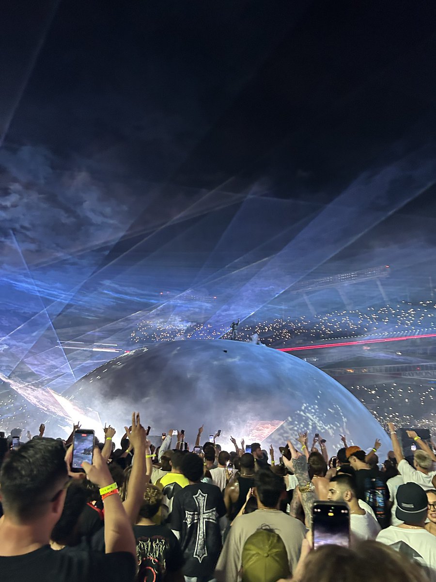 YE_TIMEZ's tweet photo. Let’s take a Moment to appreciate the Greatest Stage Design of All Time🌎 https://t.co/T64BYlntlV