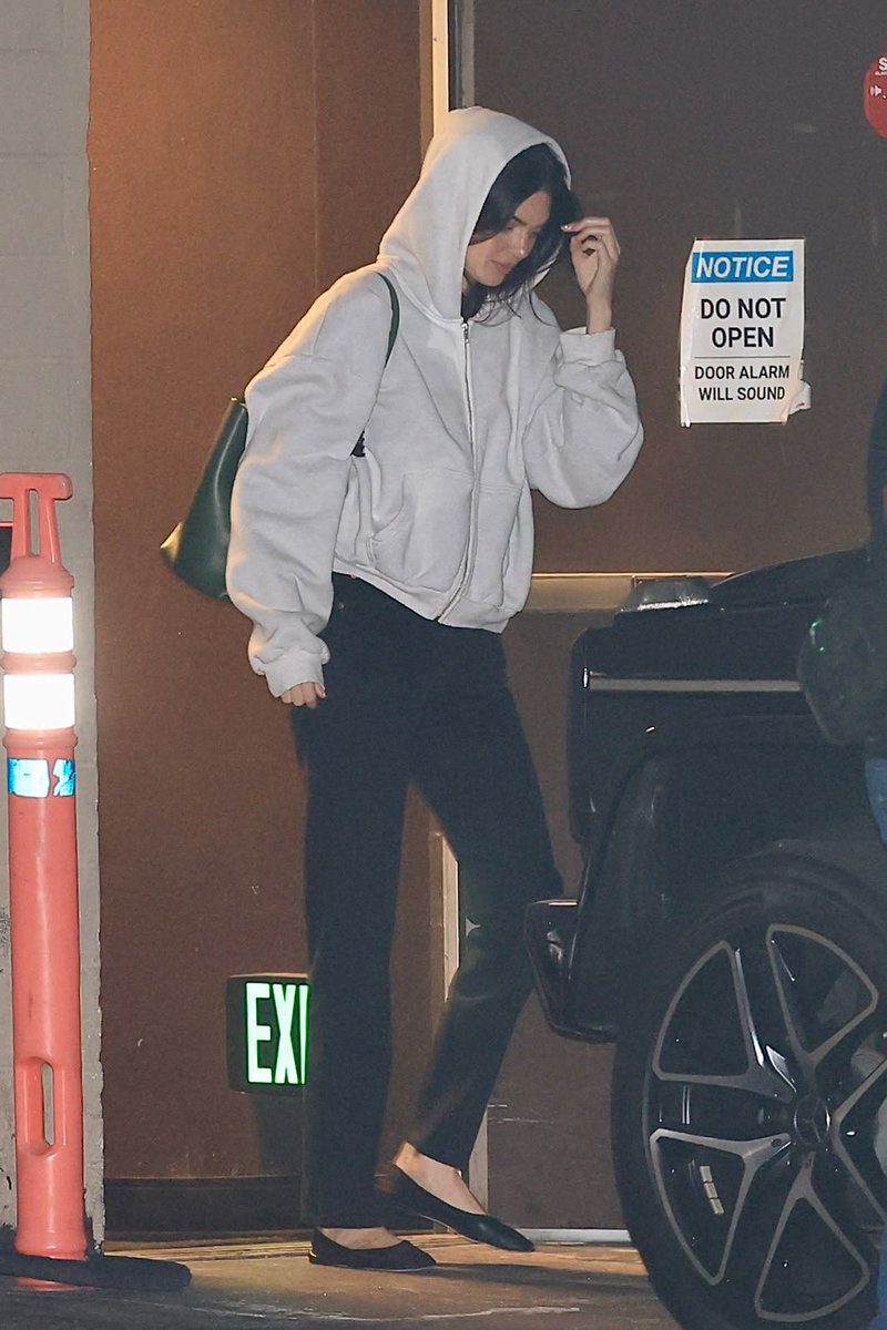 21metgala's tweet photo. Kendall Jenner and boyfriend Jacob Elordi were spotted stepping out together for movie date night. https://t.co/eQDxYsQHWI