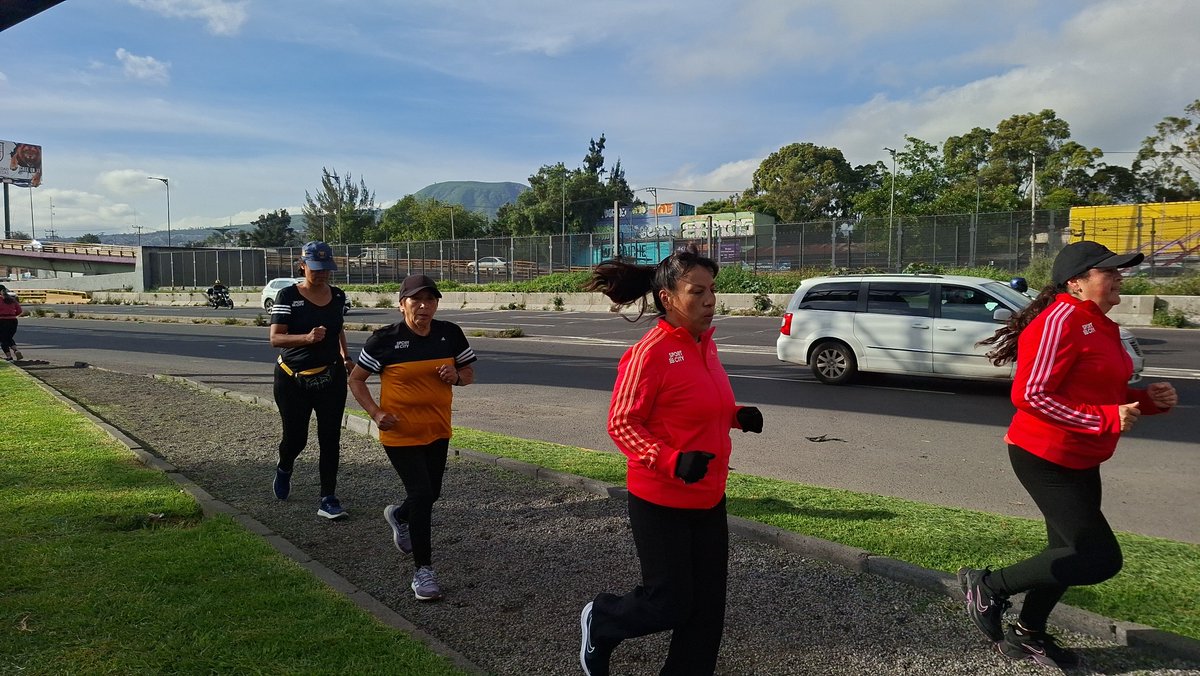 Martin01969019's tweet photo. Encendimos el #SemáforoDeportivo🚦de la @FAHHdeporte en el Deportivo "Santa Martha Acatitla" @Alc_Iztapalapa Iniciamos con un calentamiento de lubricación articular y estiramientos musculares, continuamos con carrera🏃🏃‍♀️ de 5 km. Y terminamos con estiramientos generales. https://t.co/BZ0SWvxy75