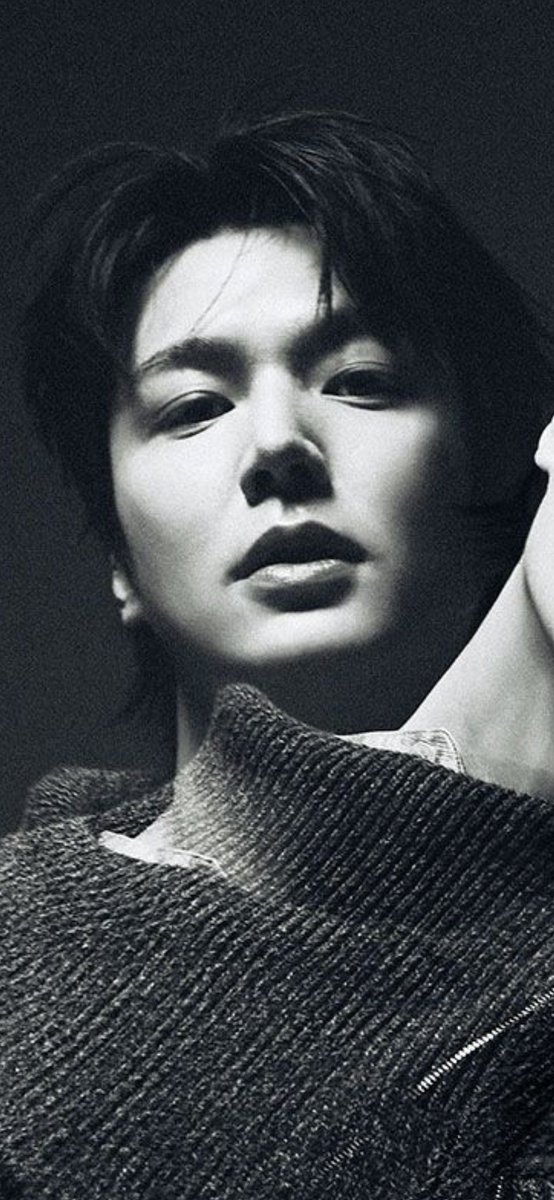 Hwendy2022's tweet photo. The 1970s Male God...His striking handsomeness and masculine charisma takes my breath away🖤 He's assassinating me with his lethal charm...I can't breathe❤️🔥🔥🔥
#LeeMinHo
#Assassins https://t.co/EEl3aBXvEf