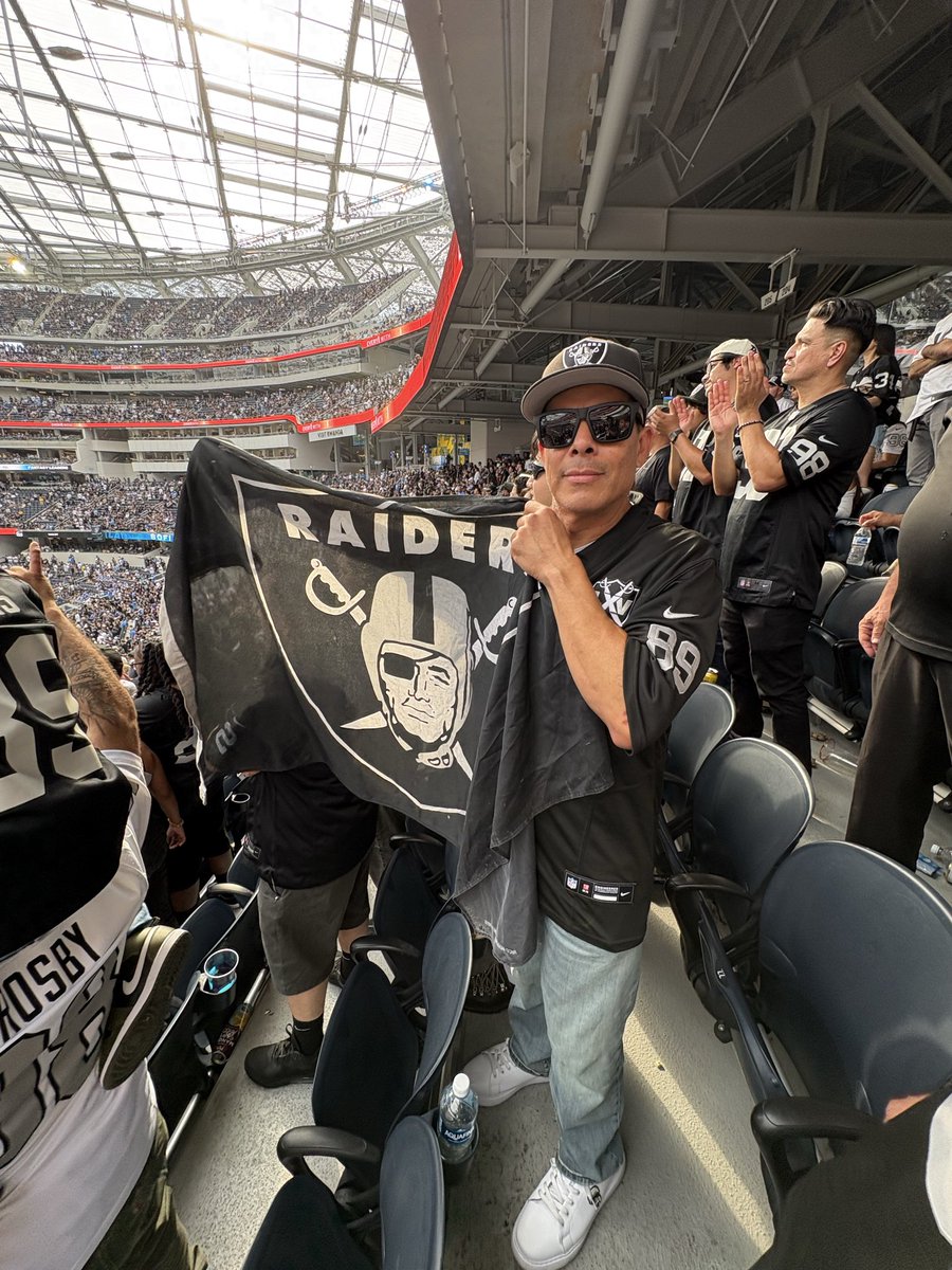HectorMarquez12's tweet photo. @StablerKendra Been a fan since ‘75 loved watching the Snake !! Reason I’m a fan https://t.co/t1HcEg82m7