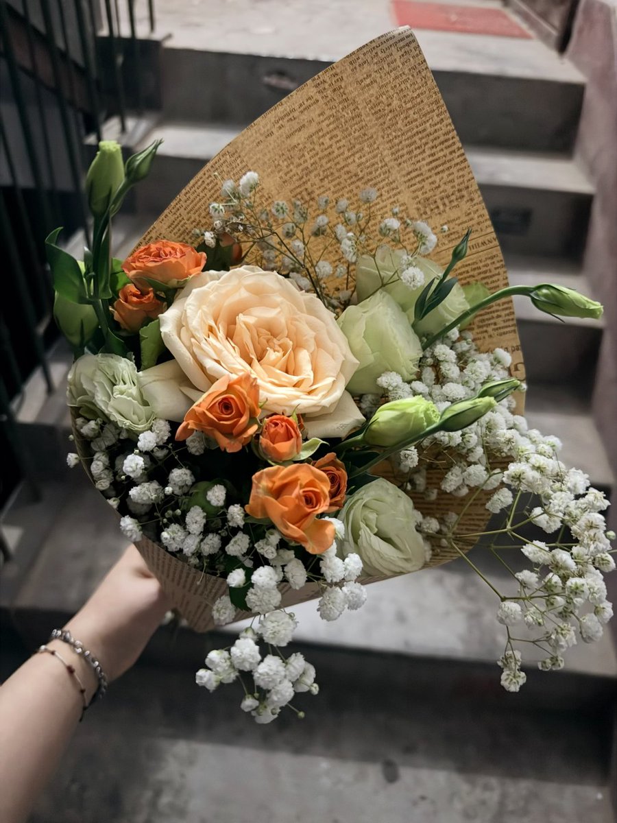 Pmidoriiro's tweet photo. 花を買うのに特別な日は必要ない。何でもない日こそ、自分に花を贈ろう。 https://t.co/GPweRGAsxj