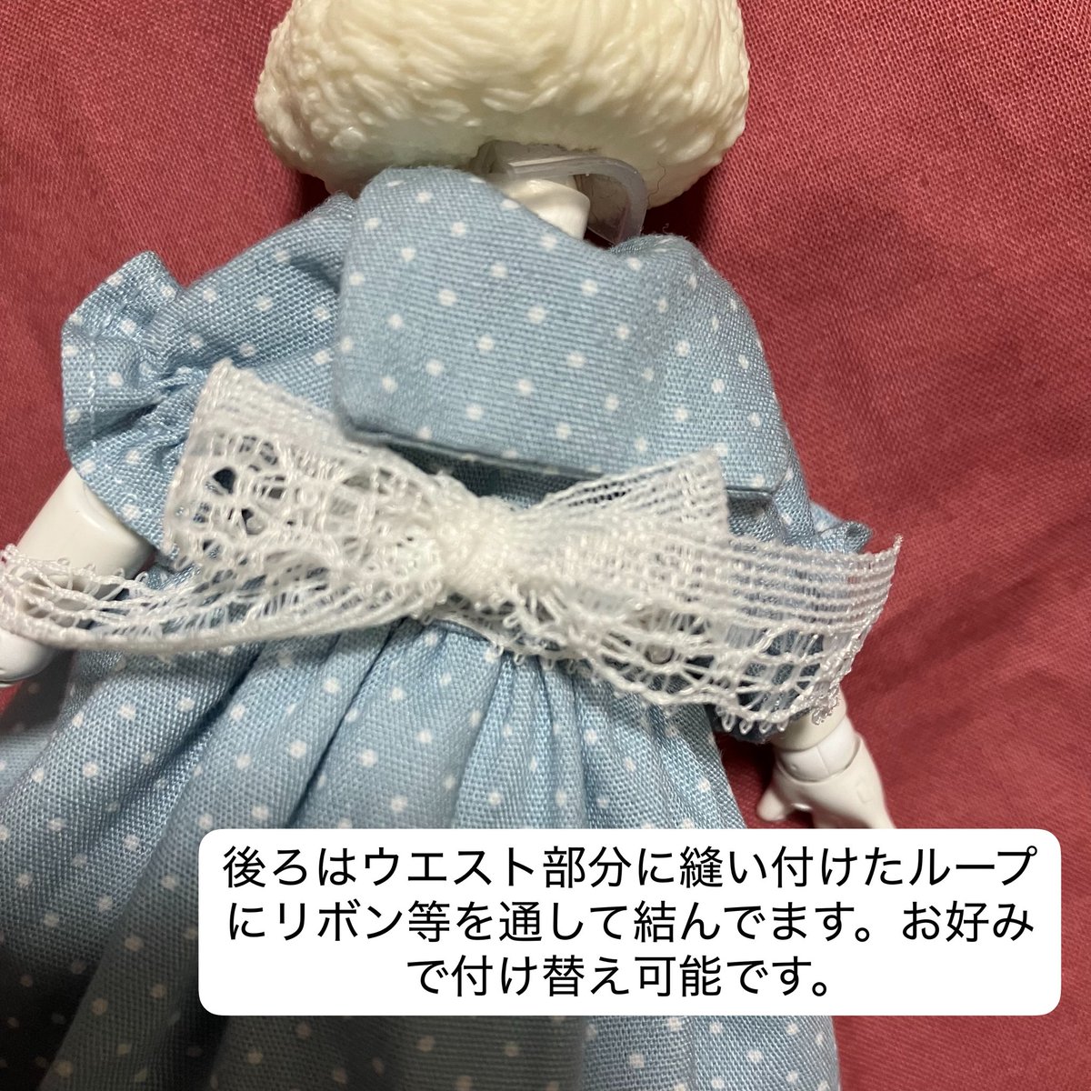 kazuhamadeinfo's tweet photo. 水色ドット柄セーラー襟ワンピース

オビツ11〜アンティーユ萌獣魔法
および同等サイズボディ着用可

前開き全開・留め具はループ+ビーズ

袖口をゴム引きするなど幅広いサイズに対応できるようにしてみました。
（着せる子の身長によって丈感は変わります）
秋冬コーデ用にボアのケープを付けます。 https://t.co/ALdpDLnsHd