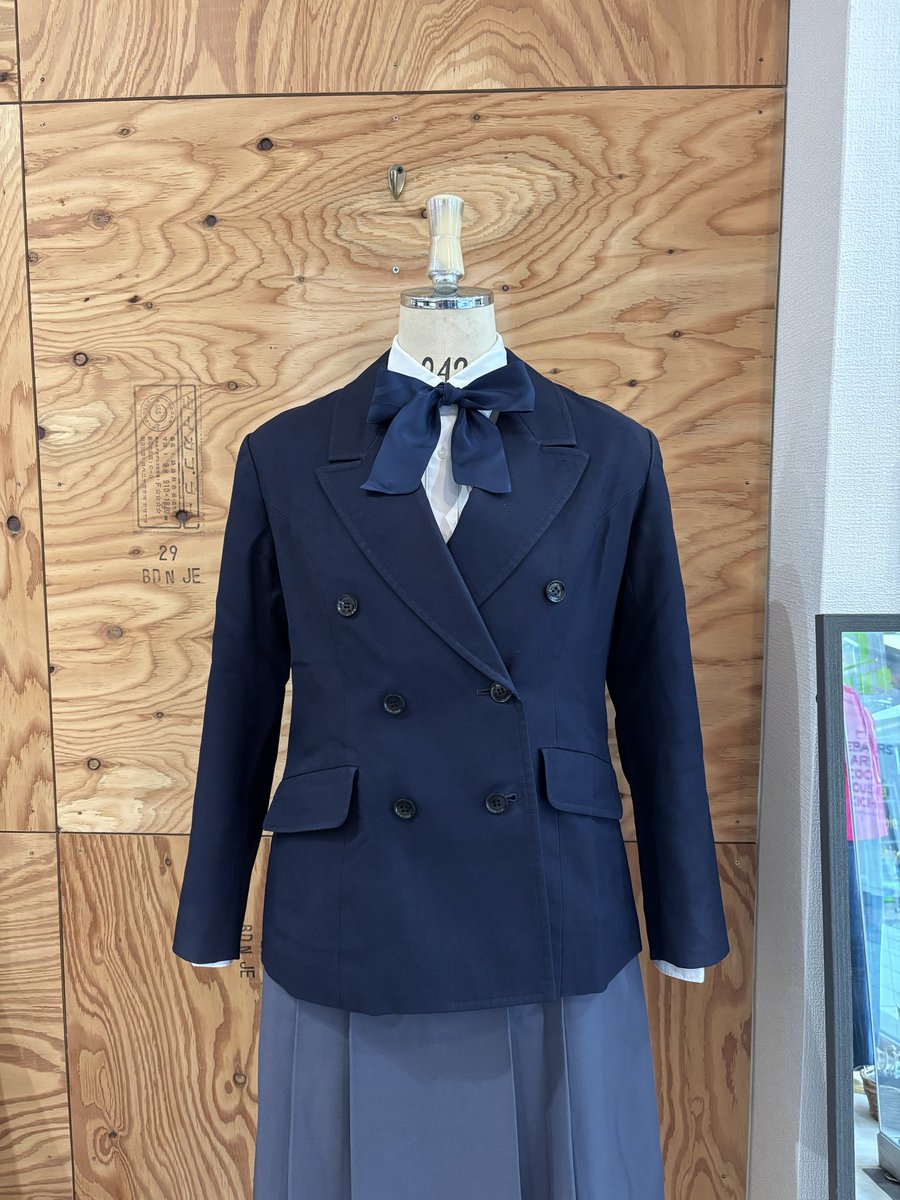 houseikichi's tweet photo. おはようございます🦌
連休3日目です🤟
画像は我が母校、平城高校の初期型の女子制服
処分されかけていたのを救い出し、リボンが無かったので作って欲しいというご依頼
OGの皆様に確認しながらレプリカ🎀を作成しました👍
夜市で展示後、@runos_gst_house さんに寄贈されます🙏
本日も20時まで営業中💪 https://t.co/VPyNy9M7aN