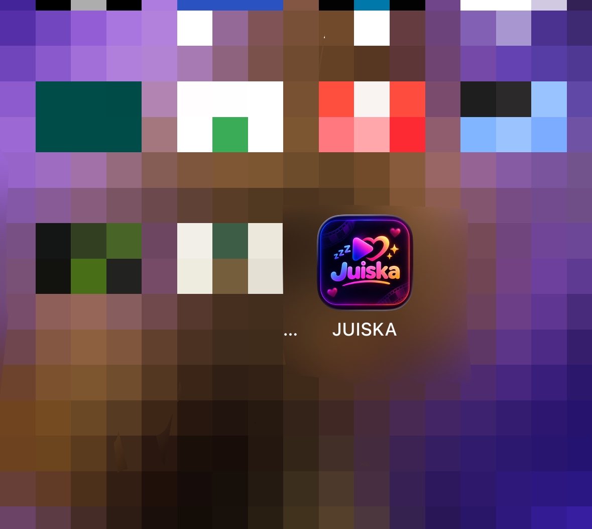 jucsbk's tweet photo. Eu e minha namorada estávamos procurando uma plataforma pra assistir juntas à distância, mas não achamos nenhuma que prestasse. Então anotei a ideia e fiz um app só pra gente.
Sim, ele se chama JUISKA, o nome do nosso ship. Agora vou poder ir ao cinema com ela❤️ https://t.co/gSZP2yqTas