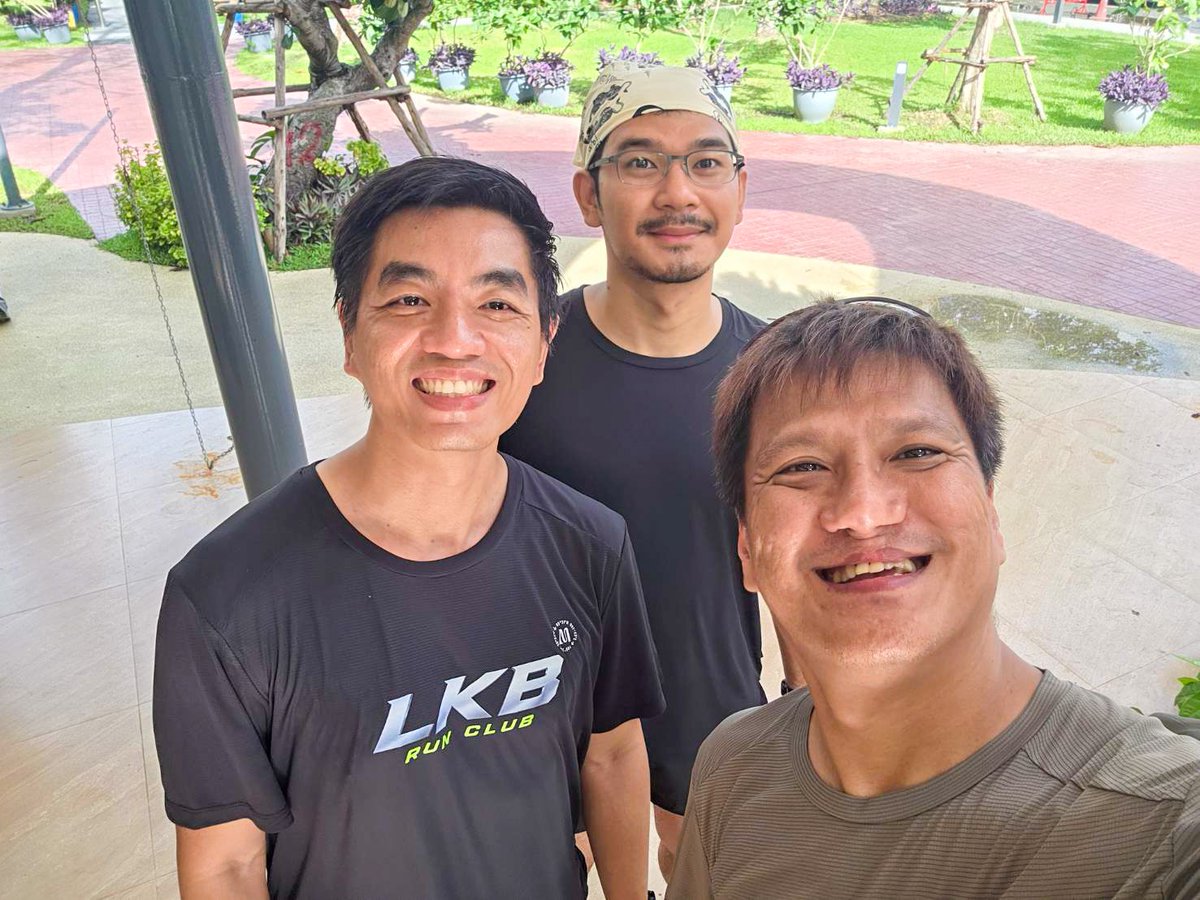 NinjaTooK's tweet photo. 💚🏃‍♂️🏃‍♀️ ลุงตุ๊ก และ ผองเพื่อน ที่กิจกรรม LKB RUN CLUB 01 — RUN TOGETHER, STRONGER EVERY DAY 🫶 ดีใจที่ได้เจอกันครับ 🥰

#LKBRunClub #LKBRunningClub
#LKBRunClub01 #RunTogether 
#RunningClub #วิ่งลาดกระบัง 
#tookkyrun https://t.co/O5VuXYkluR