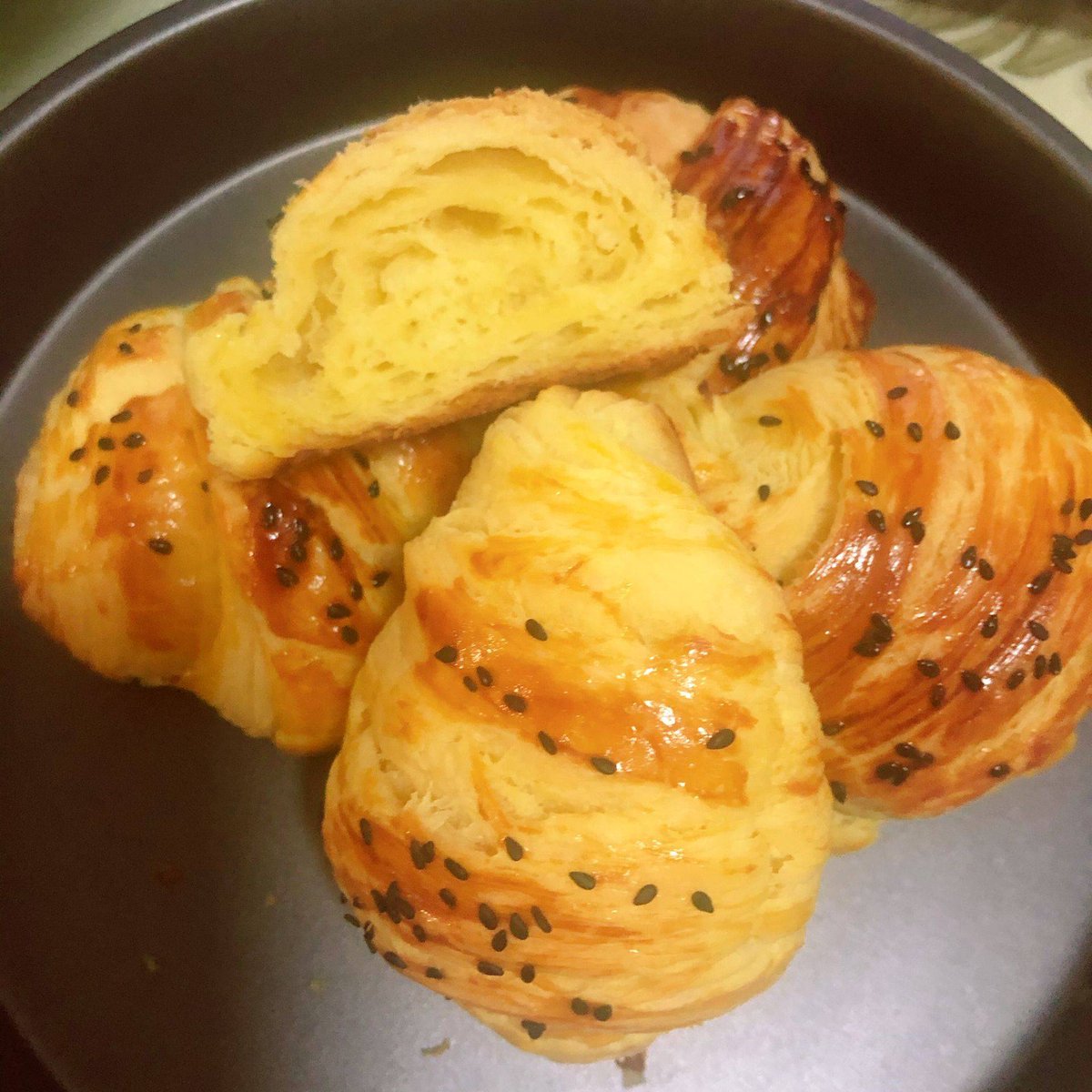SeptiAstuti6's tweet photo. Just pulled these warm, buttery croissants fresh from the oven—flaky layers that melt on my tongue, perfect morning fuel! https://t.co/1nyUUpgjiH
