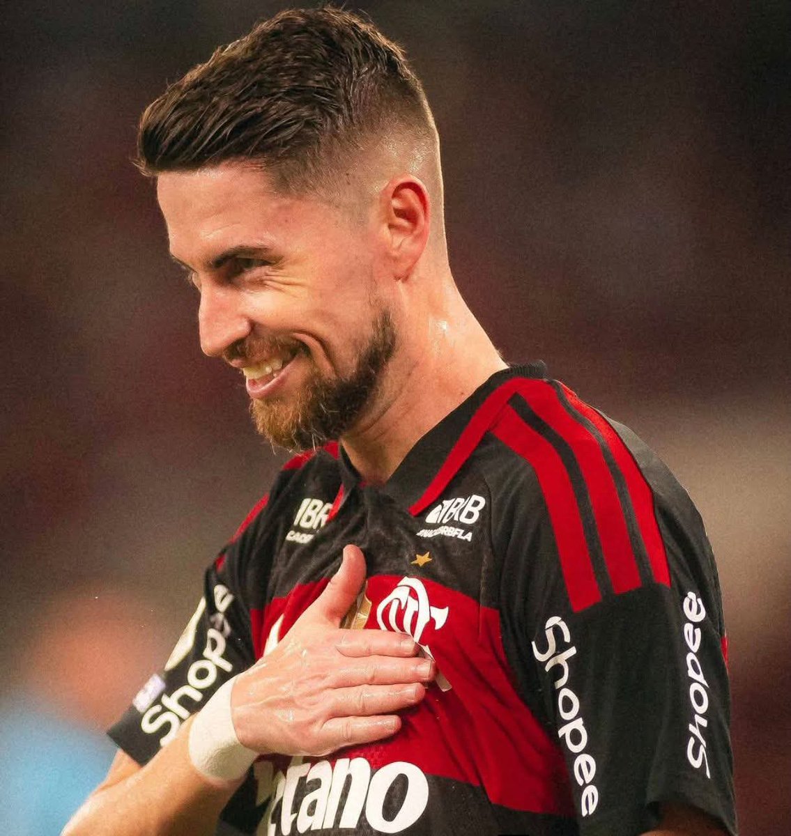 fla_da_opressao's tweet photo. Esses R$ 100 milhões podem ser um dos melhores investimentos do Flamengo nos últimos anos.

O Flamengo não pagou pela transferência do Jorginho, mas assumiu um contrato de 3 anos com salários e luvas que chegam a cerca de R$ 100 milhões.

E vendo o que ele entrega em campo, dá pra entender.

Os gols e títulos ganham manchetes, mas muita coisa passa pelos pés dele.

Jorginho é o cérebro desse Flamengo.