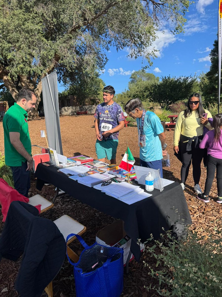 ConsulMexAlb's tweet photo. 🇲🇽🏃‍♂️ El Consulado de México en Albuquerque estuvo presente en el Santa Fe International Half Marathon, fortaleciendo los vínculos entre México y Nuevo México a través del deporte y la comunidad.

Nuestro representante oficial en la carrera fue René Domínguez, quien dejó el corazón en la pista! La ruta de esta edición inició en la histórica comunidad de Agua Fria y recorrió el Santa Fe River Trail, resaltando la historia compartida de nuestra región y su vínculo con El Camino Real de Tierra Adentro.

También tuvimos una mesa informativa atendida por nuestro colega Rodrigo Guerrero.

Agradecemos a los organizadores por la invitación y por abrir nuevos espacios de colaboración e intercambio entre nuestras comunidades. 🇲🇽🤝🇺🇸