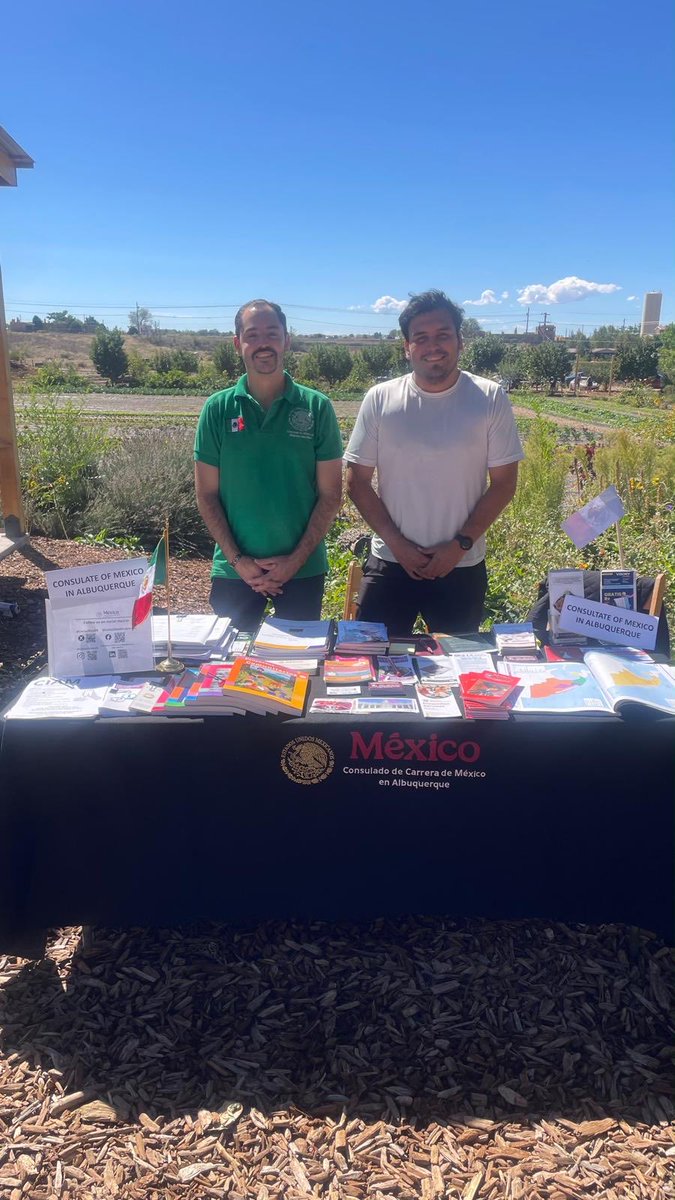 ConsulMexAlb's tweet photo. 🇲🇽🏃‍♂️ El Consulado de México en Albuquerque estuvo presente en el Santa Fe International Half Marathon, fortaleciendo los vínculos entre México y Nuevo México a través del deporte y la comunidad.

Nuestro representante oficial en la carrera fue René Domínguez, quien dejó el corazón en la pista! La ruta de esta edición inició en la histórica comunidad de Agua Fria y recorrió el Santa Fe River Trail, resaltando la historia compartida de nuestra región y su vínculo con El Camino Real de Tierra Adentro.

También tuvimos una mesa informativa atendida por nuestro colega Rodrigo Guerrero.

Agradecemos a los organizadores por la invitación y por abrir nuevos espacios de colaboración e intercambio entre nuestras comunidades. 🇲🇽🤝🇺🇸
