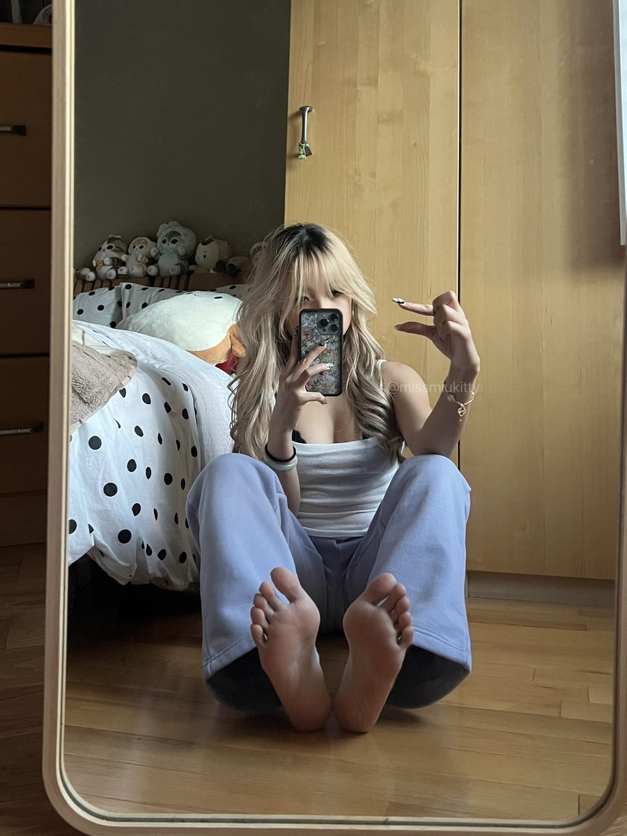 missmiukitty's tweet photo. massive simp, tiny shrimp :( https://t.co/mzPpexpfS1