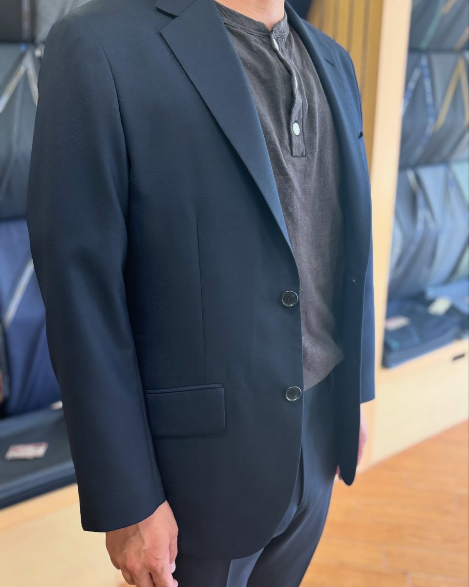 m2plant's tweet photo. お客様にお仕立ていただいたスーツのご紹介です♪
ベーシックなダークネイビー無地でお仕立ていただきました😊スーパー100's素材なので自然な艶感があり、非常に上品な仕上がりです😌T様ありがとうございました♪
#M2PLANT #オーダースーツ https://t.co/5a7DcF98za