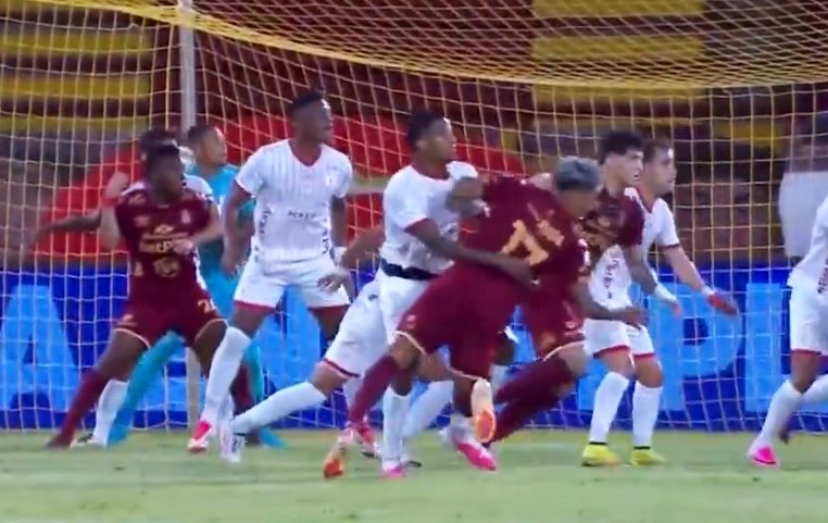 Borda_analista's tweet photo. POLÉMICAS DE ROLDÁN
En el juego Tolima vs América, el gol bien anulado a Angel por Offside, el penal acertado por agarrón de Quintero a Arrieta, la correcta roja a Murillo, fue con los taches a la pierna del rival y, el gol anulado a Aguayo porque el balón salió “esa fue dudosa” https://t.co/XobQVVIXKJ
