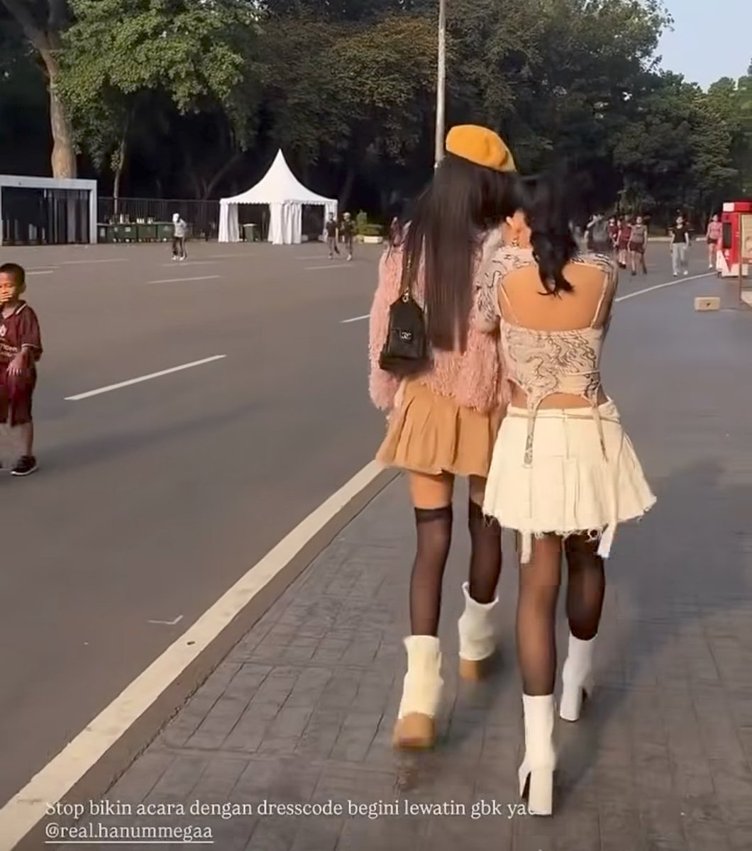 yuliapandaa's tweet photo. BENERAN NGERAYAIN DI GBK
dengan tema Gyaru, hampir semua yang dateng kesana selebriti. 

Dan, nyangka ga kalo ternyata umurnya HANUM 26 Tahun. Masih muda lah ya, dengan semua pencapaian yang udh diraih. 

Terus, setiap yg dateng dikasih souvenir Tas https://t.co/aQ8pHXg9sz