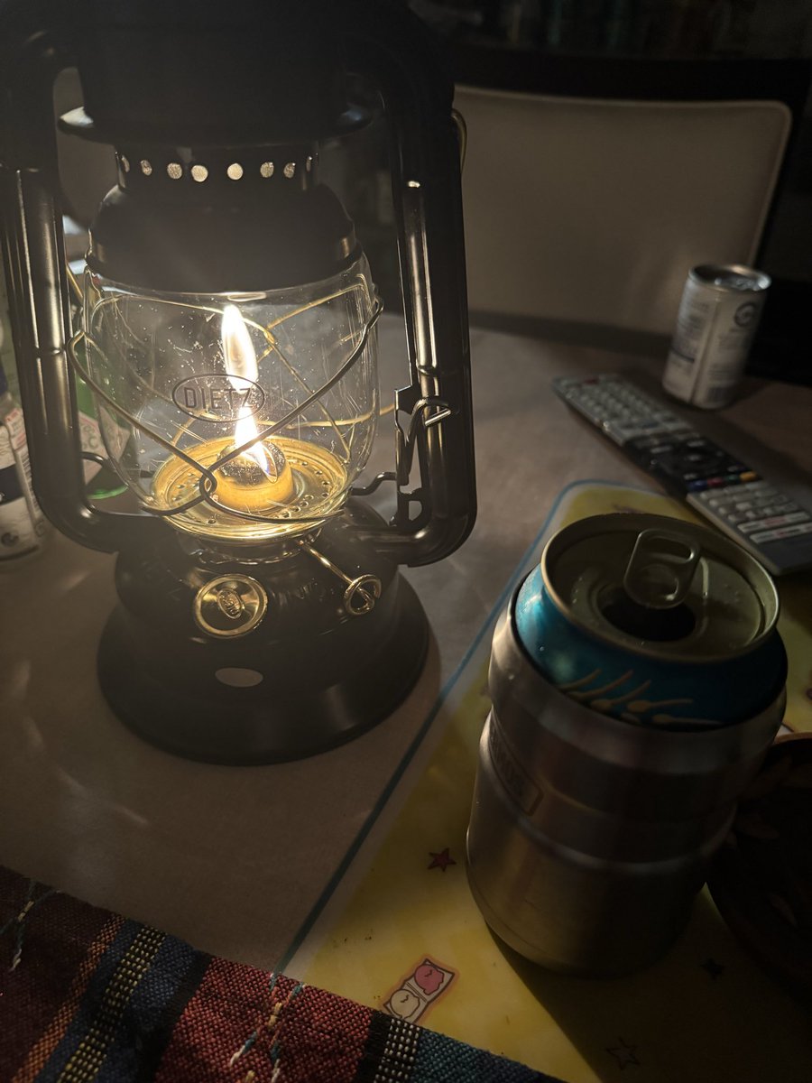 S4dxnL's tweet photo. 買ってすぐ嬉しくて、家で点けて飲んでた頃の写真🤣

それ以来、毎回キャンプの主役。
LEDの方が明るくて便利なんだけど、
結局こういう灯りが好きなんだよなぁ。

#キャンプ https://t.co/XgjO0mVRuM
