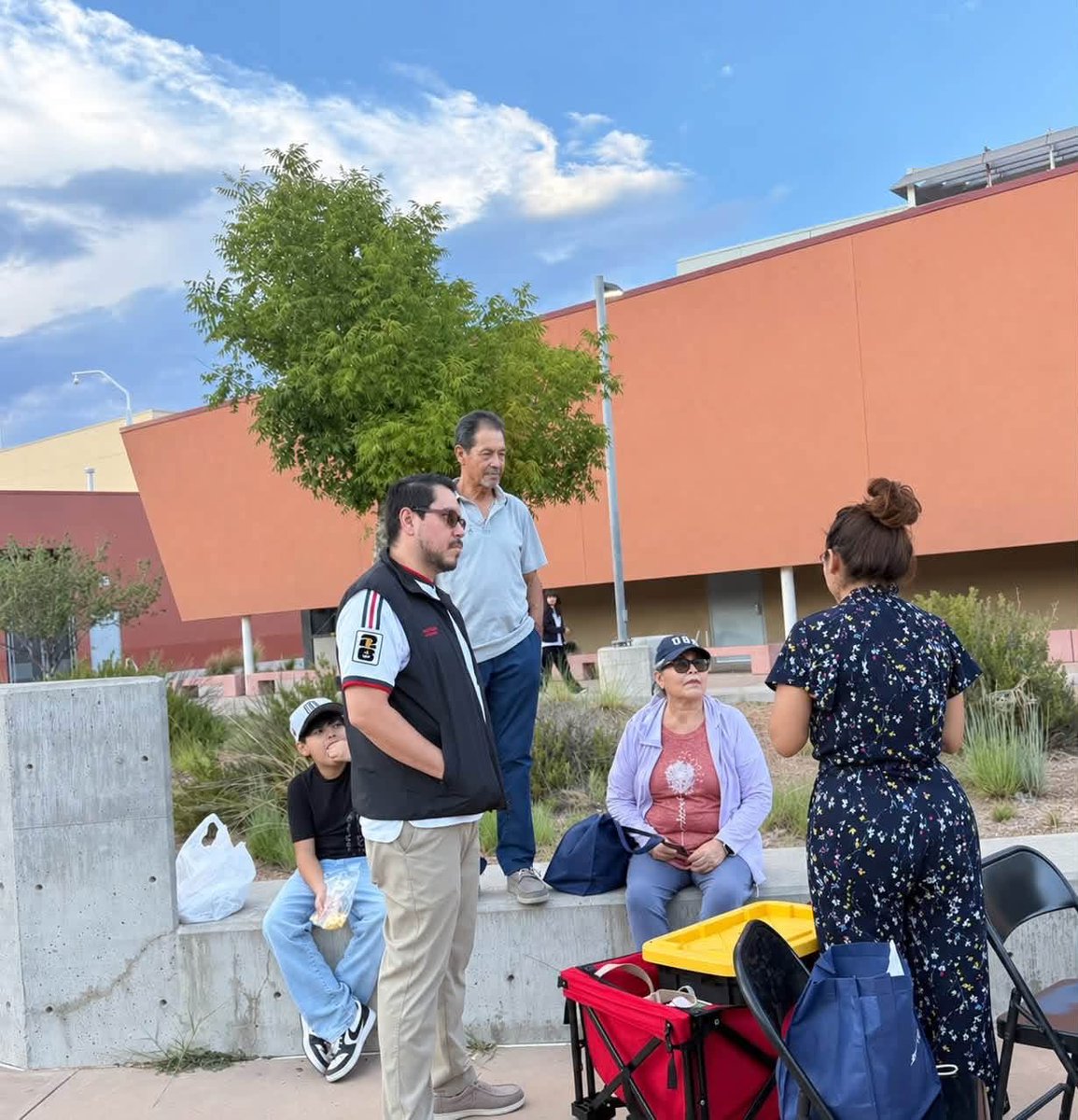 ConsulMexAlb's tweet photo. #VOE 

El Consulado de México en Albuquerque participó en el Open House de Atrisco Heritage Academy High School, acompañando a estudiantes, familias y comunidad durante una tarde de convivencia, música y actividades.

A través de nuestra mesa informativa, compartimos información sobre servicios consulares, programas de apoyo, prevención y protección, acercando nuestros recursos a las familias mexicanas de Albuquerque. 🇲🇽🤝🇺🇸

Agradecemos a Atrisco Heritage Academy High School y al AHA Family Center por la invitación y por abrir estos espacios que fortalecen la comunicación, la participación y los vínculos con nuestra comunidad.

¡Seguimos cerca de nuestra gente! 💚
#CasaMéxicoEnNuevoMéxico #ConsulMexAlb