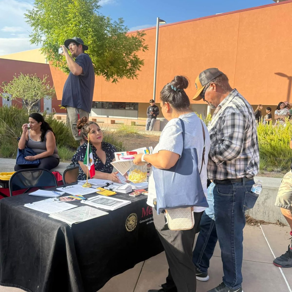 ConsulMexAlb's tweet photo. #VOE 

El Consulado de México en Albuquerque participó en el Open House de Atrisco Heritage Academy High School, acompañando a estudiantes, familias y comunidad durante una tarde de convivencia, música y actividades.

A través de nuestra mesa informativa, compartimos información sobre servicios consulares, programas de apoyo, prevención y protección, acercando nuestros recursos a las familias mexicanas de Albuquerque. 🇲🇽🤝🇺🇸

Agradecemos a Atrisco Heritage Academy High School y al AHA Family Center por la invitación y por abrir estos espacios que fortalecen la comunicación, la participación y los vínculos con nuestra comunidad.

¡Seguimos cerca de nuestra gente! 💚
#CasaMéxicoEnNuevoMéxico #ConsulMexAlb