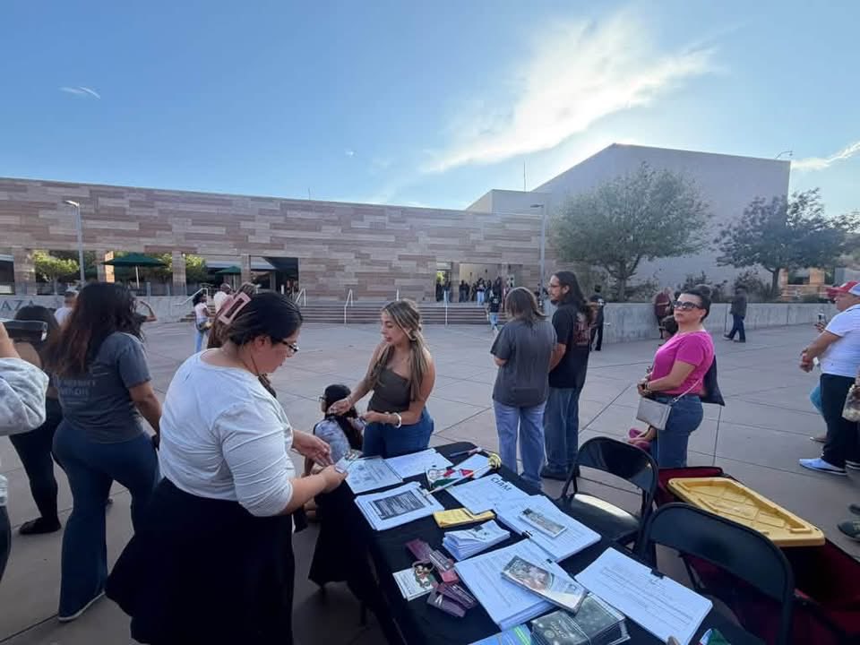 ConsulMexAlb's tweet photo. #VOE 

El Consulado de México en Albuquerque participó en el Open House de Atrisco Heritage Academy High School, acompañando a estudiantes, familias y comunidad durante una tarde de convivencia, música y actividades.

A través de nuestra mesa informativa, compartimos información sobre servicios consulares, programas de apoyo, prevención y protección, acercando nuestros recursos a las familias mexicanas de Albuquerque. 🇲🇽🤝🇺🇸

Agradecemos a Atrisco Heritage Academy High School y al AHA Family Center por la invitación y por abrir estos espacios que fortalecen la comunicación, la participación y los vínculos con nuestra comunidad.

¡Seguimos cerca de nuestra gente! 💚
#CasaMéxicoEnNuevoMéxico #ConsulMexAlb