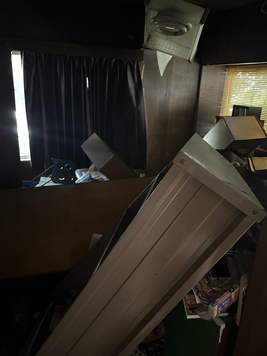 librarian03's tweet photo. 八代の実家見て来ましたが、めちゃくちゃでもう住めないっぽいです。

ゲームや本のサルベージが出来ないかと思ってましたが、完全に無理。

他にも一階が薄れたアパートなどを見かけました。

育った家や地域がこうなってるのを見るのは辛いですね。 https://t.co/aZb0odnsAo