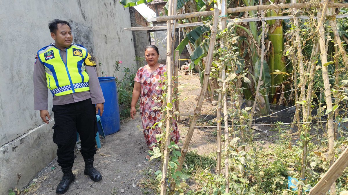 pol_wrjayeng's tweet photo. Bhabinkamtibmas Polsek Warujayeng memantau pemanfaatan lahan Pekarangan Pangan Bergizi (P2B) milik warga binaannya guna mendukung program ketahanan pangan nasional.

#ketahananpangan
#swasembadapangan
#polrikawalketahananpangan
#polrikawalswasembadapangan
#astacita https://t.co/O2HJWQ7cuf