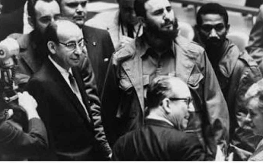 almayadeen_es's tweet photo. 🇨🇺 Cuando Fidel Castro habló por primera vez en las Naciones Unidas

🗣️Para participar en el XV Período de Sesiones de la Asamblea General de la ONU, con sede en Nueva York, el máximo líder del Gobierno Revolucionario Cubano, Fidel Castro Ruz, arribó a Estados Unidos el 18 de septiembre de 1960 en una visita donde la prepotencia norteamericana marcaría la historia de ambas naciones.

✔️ Más detalles: https://t.co/YdoNLhxlUK

#AlMayadeen #Cuba #FidelCastro #ONU