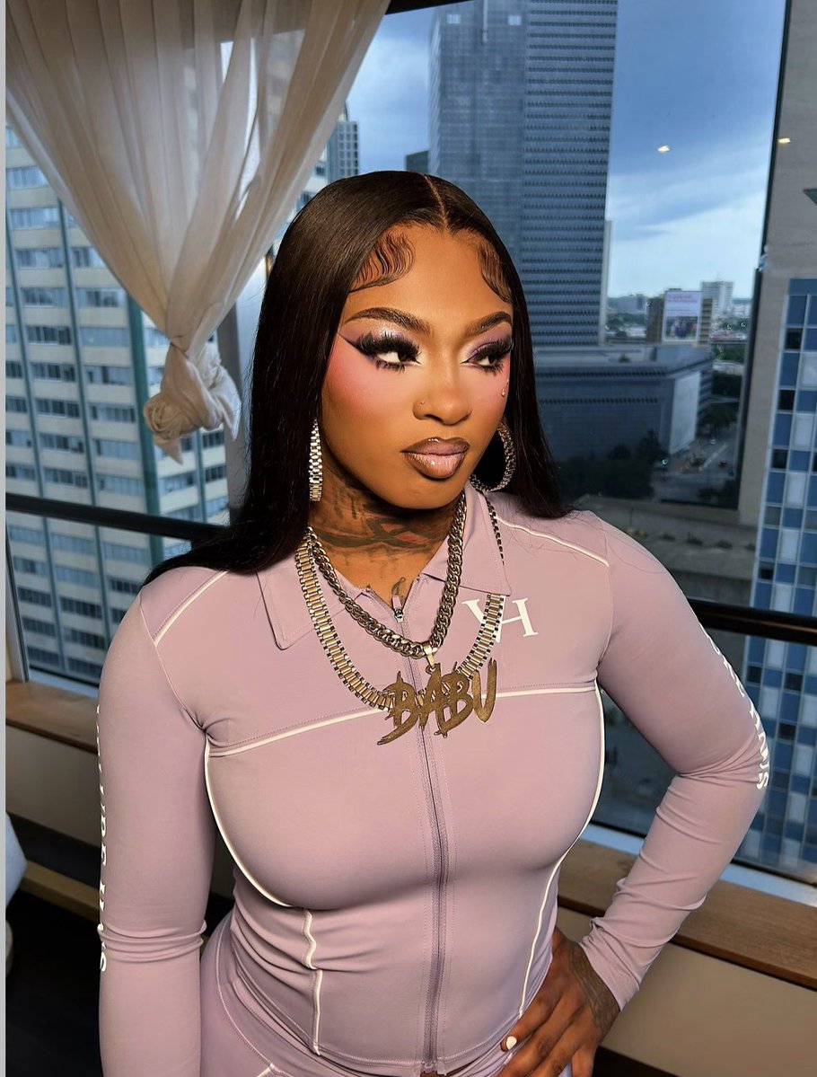kardash1anminaj's tweet photo. CAUSE EVERYWHERE I GO THEY SAYIN' KING YOUR HOT • 💆‍♀️🩷🎀💐👑 

- #KingSundays #KingsRevenge #HEADSKINNIE #KINGXVILLAIN https://t.co/GjpM8FGWBO