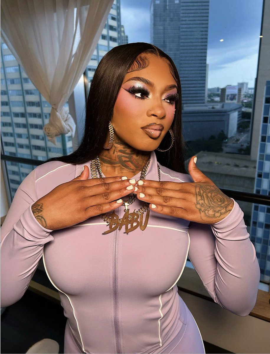 kardash1anminaj's tweet photo. CAUSE EVERYWHERE I GO THEY SAYIN' KING YOUR HOT • 💆‍♀️🩷🎀💐👑 

- #KingSundays #KingsRevenge #HEADSKINNIE #KINGXVILLAIN https://t.co/GjpM8FGWBO