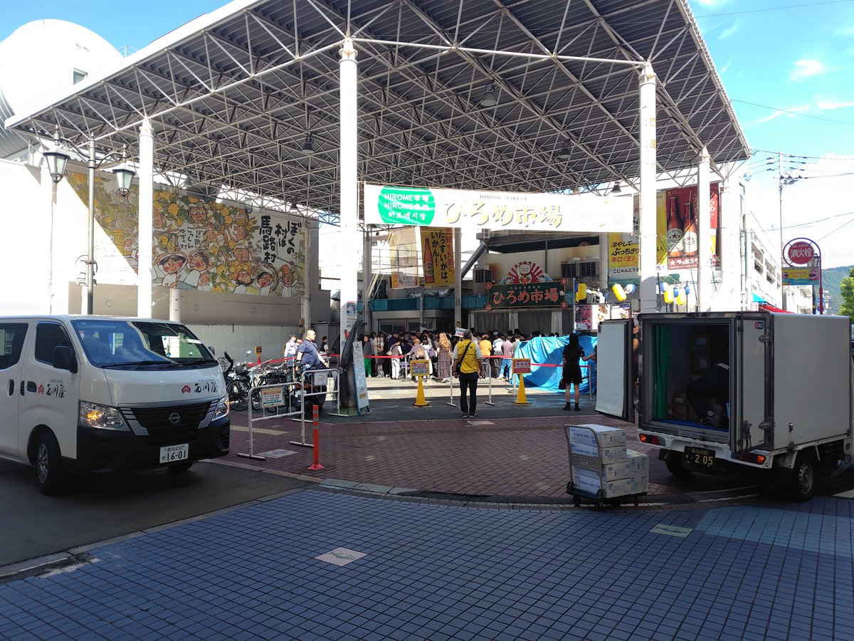 mokemokeT's tweet photo. ひろめ市場すげーな。開店前にこんだけ並んでるならそりゃ座れんわ https://t.co/2m814jxgDB