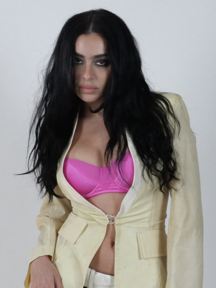 celebcultured's tweet photo. CharliXCX
#CharliXCX https://t.co/7CnX1Fjz8z