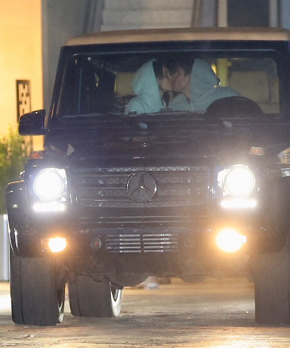 F1shUpdates's tweet photo. Kendall Jenner and Jacob Elordi seen making out in the car after their cinema date. https://t.co/BRr1ZTDTi6
