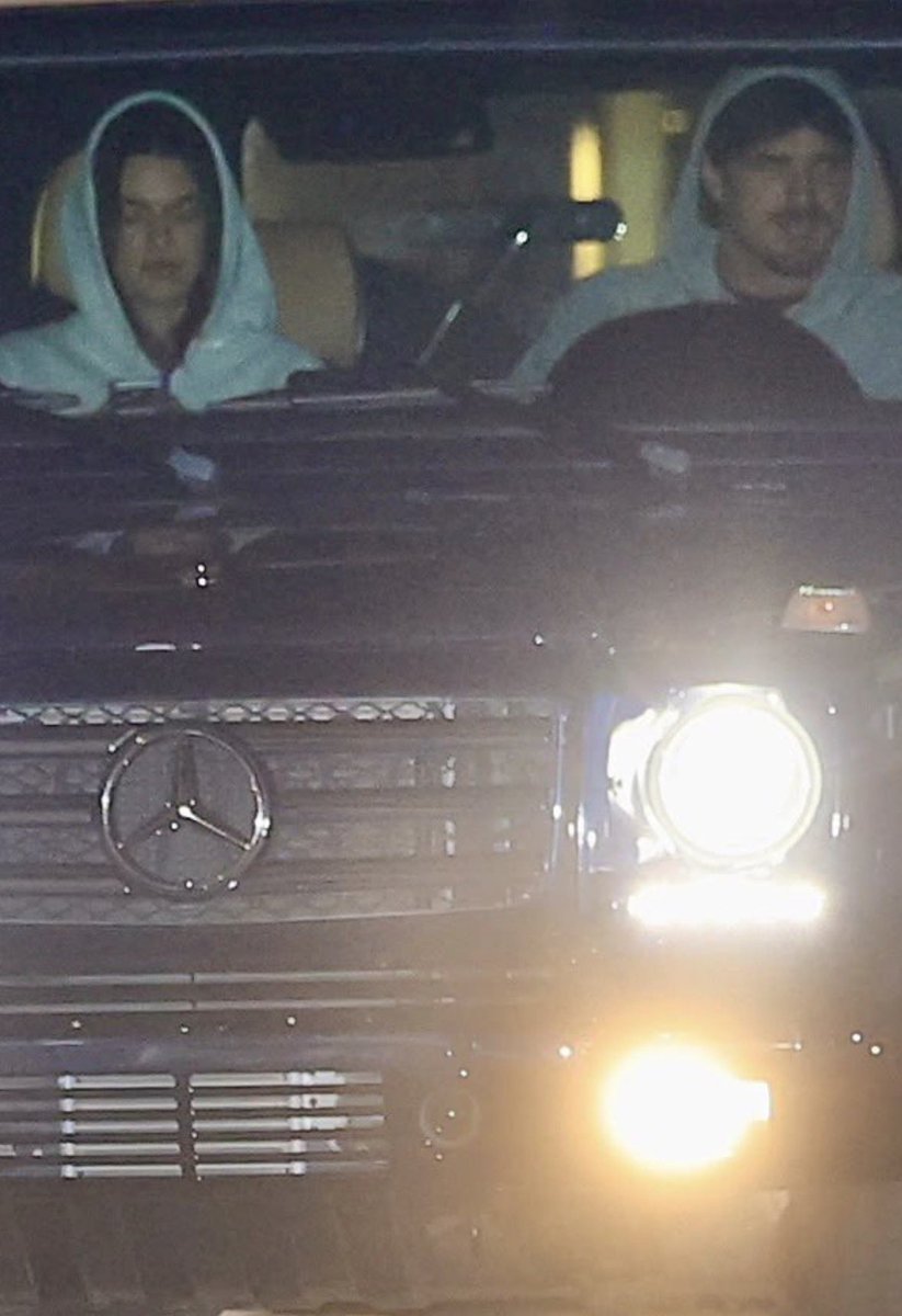 F1shUpdates's tweet photo. Kendall Jenner and Jacob Elordi seen making out in the car after their cinema date. https://t.co/BRr1ZTDTi6